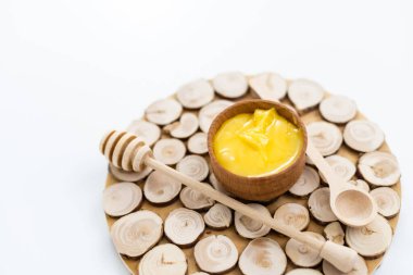 Altın bal ahşap kasede Dipper ile