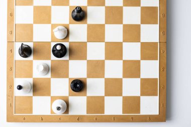 Beyaz arka planda izole edilmiş satranç taşı stratejik davranışı tavsiye ediyor