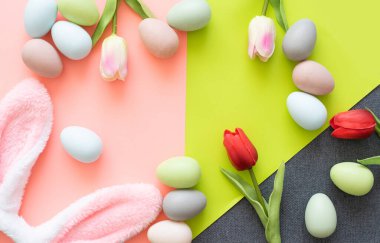 Yumurta ve laleli Paskalya arkaplanı