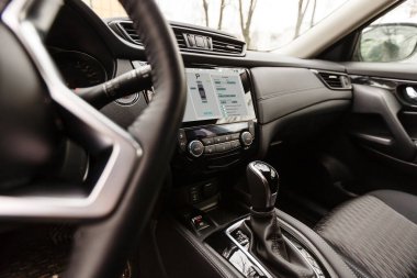 Akıllı bir arabada dijital tablet ekranı kullanan kişi