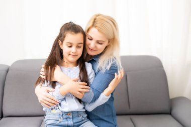 Anne ve küçük kızı kucaklaşıyorlar, olumlu duygular, iyi ilişkiler..