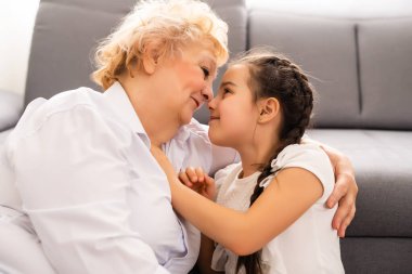 Büyükannesi tatlı torunuyla kucaklaşıyor.