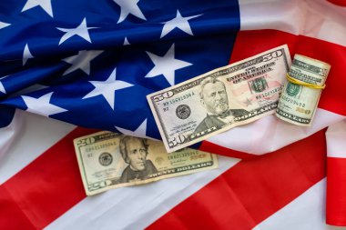 Amerikan Bayrağı 'na bir yığın para. Dolar