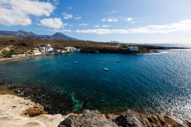 Sabahları sakin okyanus. Taşlı okyanus kıyısı