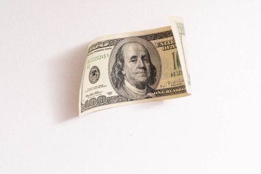 Beyaz arka planda 100 dolar fatura.