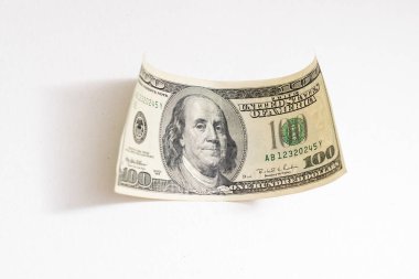 Beyaz arka planda 100 dolar fatura.