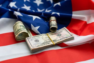 Çeşit çeşit banknotlarda Amerikan bayrağı, dolar