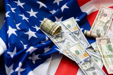 Amerikan Bayrağı 'na bir yığın para. Dolar