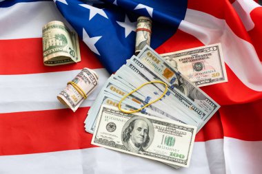 Amerikan Bayrağı 'na bir yığın para. Dolar