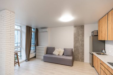 Mutfak ve oturma odası birleştirilmiş modern daire.