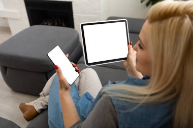 Akıllı evde akıllı telefon kullanan kadın, boş ekran