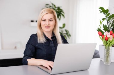 Mutlu Genç Güzel Kadın Laptop Kullanıyor, İçerde