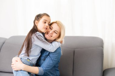 Anne ve küçük kızı kucaklaşıyorlar, olumlu duygular, iyi ilişkiler..