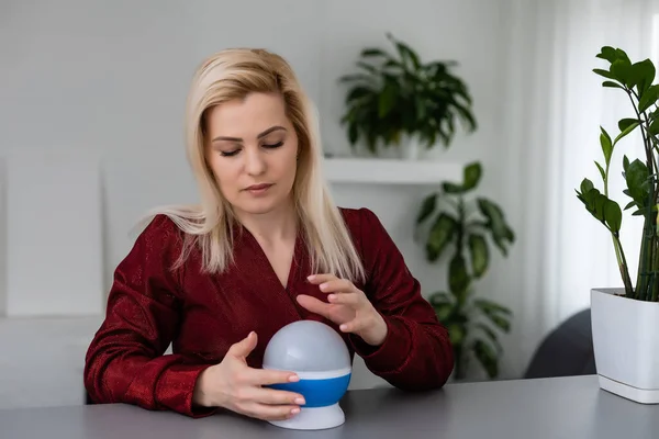 A fortune teller gazes into her ball — Stock Photo, Image