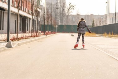 Genç mutlu kaykaycı heyecan verici açık hava aktiviteleri deniyor.