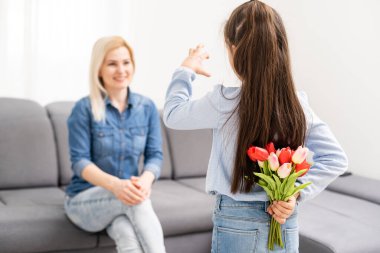 Gevşek bir bebek dişi, ağzı açık küçük bir kızın içine düşer.