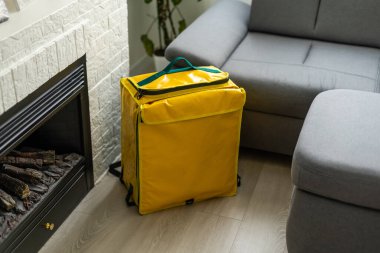 Yiyecek teslimatı için sarı buzdolabı çantası ya da doğa ve turizm gezisi için. Yemeğin bozulmasını engelleyen termo çanta.