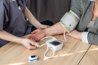 Kan basıncı, yaşlı insan, kadın doktor basıncı ölçer..