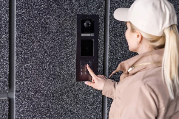 Prachtig gezicht. Intercom, intercom. Jonge vrolijke modieuze vrouw tijdens het lopen op straat. Vrouwelijke mode schoonheid en reclame concept — Stockfoto