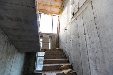 Tamir edilmeden inşaatçılardan sonra büyük bir daire boşaltmak. Tadilata başlayın. Yeni ev