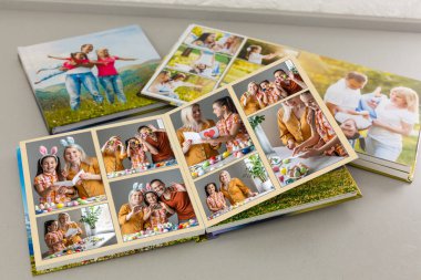 Paskalya hakkında aile fotoğrafı. Sevgi dolu Paskalya kartı.