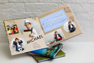 Küçük çocuk mezuniyet fotoğrafı, okul albümü.