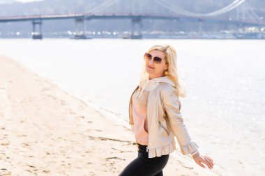 Nehrin kıyısında kumlara yazılmış bir yazı.