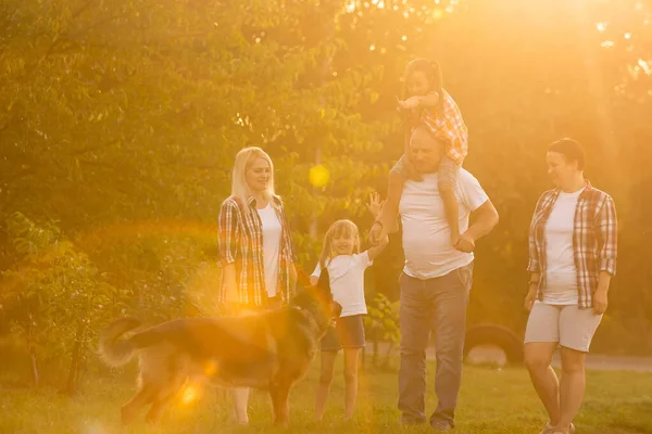 Family Walking Dog Togetherness Concepto de la naturaleza — Foto de Stock