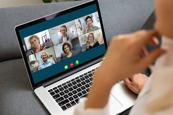 Vue sur l'épaule de la femme d'affaires assise au bureau du lieu de travail regardez l'écran d'ordinateur où le collage de nombreuses personnes diverses impliquées dans l'activité de négociation par vidéoconférence, concept d'utilisation de la technologie d'application moderne — Photo