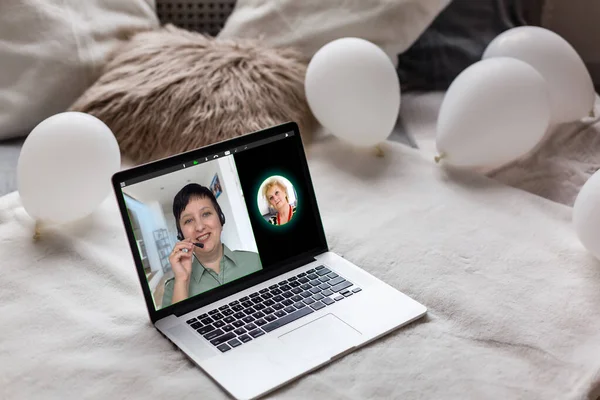 Virtuellt möte online. Videokonferens med laptop. Affärsmöte online. På den bärbara skärmen, människor som samlades i en videokonferens för att arbeta på nätet — Stockfoto