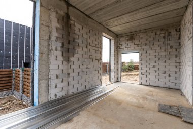 Konut projesinin iç inşaatı boyanmadan yamalandı.