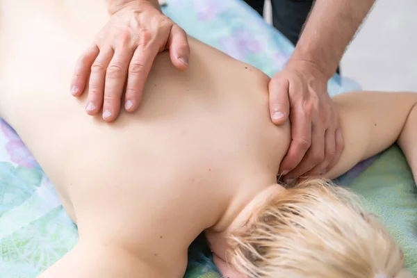 Mulher gordinha bonito recebendo uma massagem nas costas em casa — Fotografia de Stock