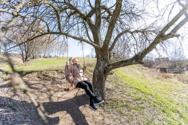 Açık havada gülümseyen güzel bir kadının portresi.
