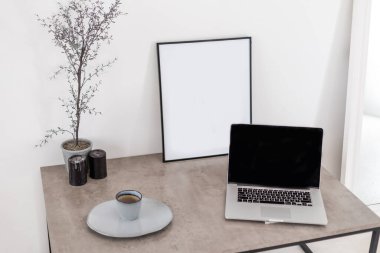 Masada boş ekran olan dizüstü bilgisayar