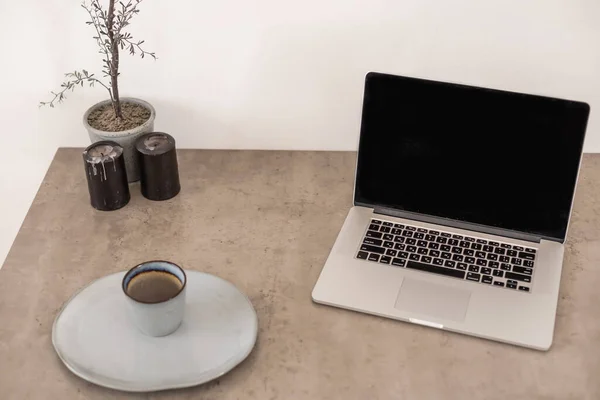 Кофейная чашка и ноутбук для бизнеса. — стоковое фото