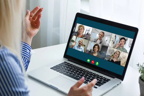 Vue sur l'épaule de la femme d'affaires assise au bureau du lieu de travail regardez l'écran d'ordinateur où le collage de nombreuses personnes diverses impliquées dans l'activité de négociation par vidéoconférence, concept d'utilisation de la technologie d'application moderne — Photo