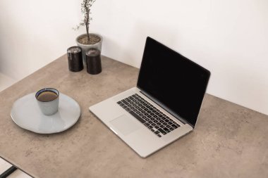 Boş Beyaz Ekran ile Bir İşadamının Ofis Masasının Üzerinde Dizüstü Bilgisayarı Kapat, Kopyalama Boşluğunu Vurguluyor.