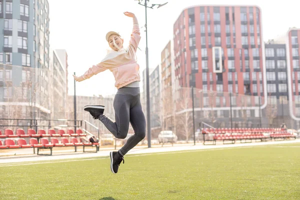 Fitness und Sport. Junge Frau beim Stretching im Stadion — Stockfoto