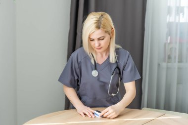 Sıhhiye ve hasta parmak nabız oksimetresi kullanıyor