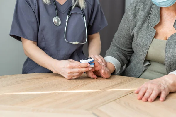 Medizin- und Gesundheitskonzept: Fachärzte messen Herzfrequenz von Patientinnen — Stockfoto