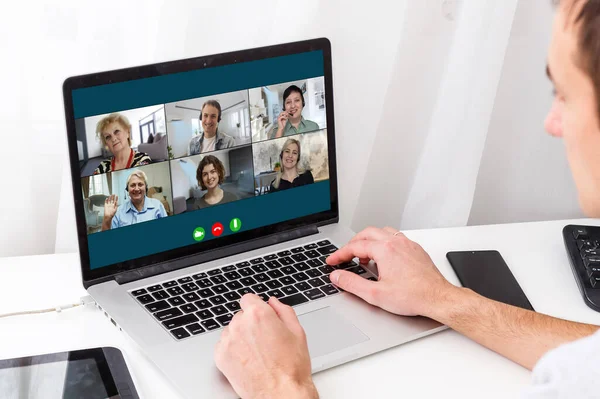 Vista sobre o ombro empresária sentado na mesa do local de trabalho olhar para a tela do computador, onde colagem de muitas pessoas diversas envolvidas na atividade de negociações de videoconferência, conceito moderno de uso de tecnologia de aplicativos — Fotografia de Stock