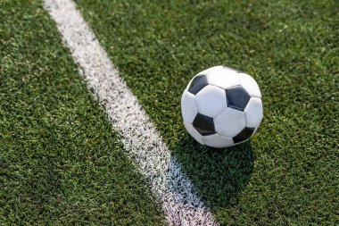 Futbol çimlerde ve stadyumda. Stadyumda top.