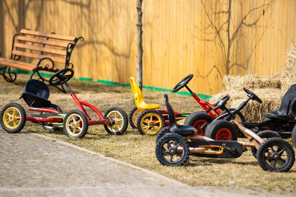 Rower dla dzieci zaparkowany przy ławce w parku — Zdjęcie stockowe