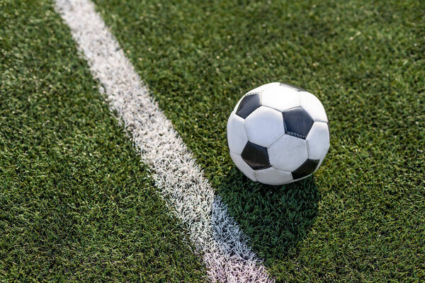 футбол на траве и стадионе. мяч на стадионе.
