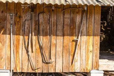 Dinlenme odası. Tahta şezlong ve bahçede çimenlik çimlerin üzerindeki masa. Dinlenmek için dinlenme yeri. dinlenme kavramı
