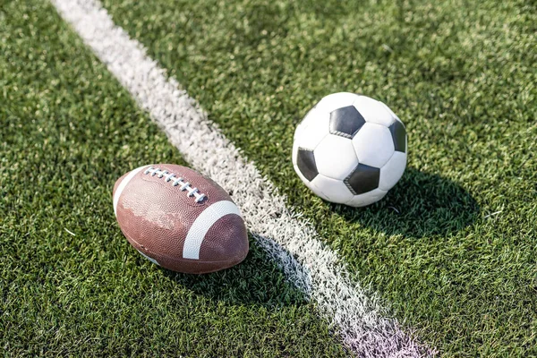 Футбольне поле та стадіон, м'яч для регбі та футбольний м'яч на стадіоні — стокове фото