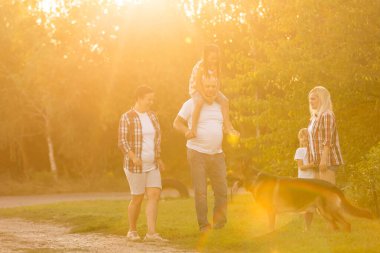 Kırsal Yürüyüşteki Çoklu Nesil Ailesi