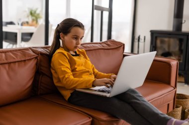 Dijital Laptop E- öğrenme Konsepti Kullanan Küçük Kız