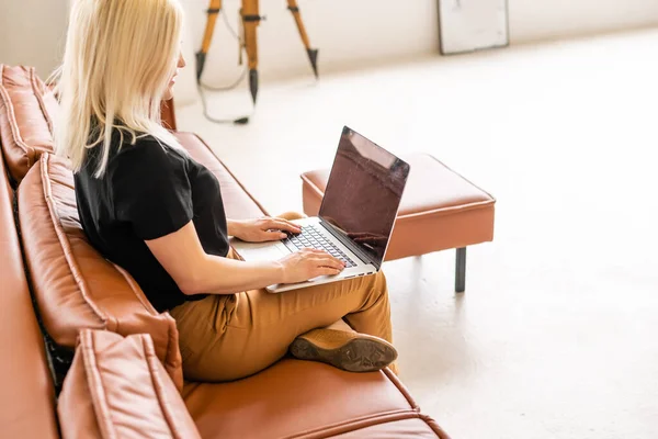 Jovem mulher bonita usando um computador portátil em casa — Fotografia de Stock