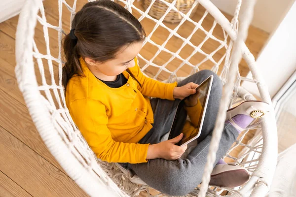 집에서 태블릿 컴퓨터를 사용하는 어린 소녀 — 스톡 사진